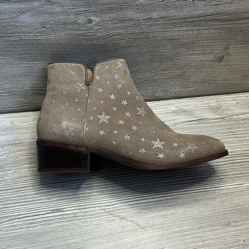 NWT woman’s Steve Madden Delila stars leather bootie taupe size 6.5